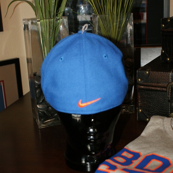 Nike Boise State Hat & T-shirt Bundle - Picture 3 of 6